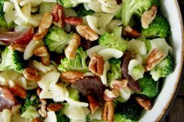 Receita de salada de Macarrão light com queijo e nozes.